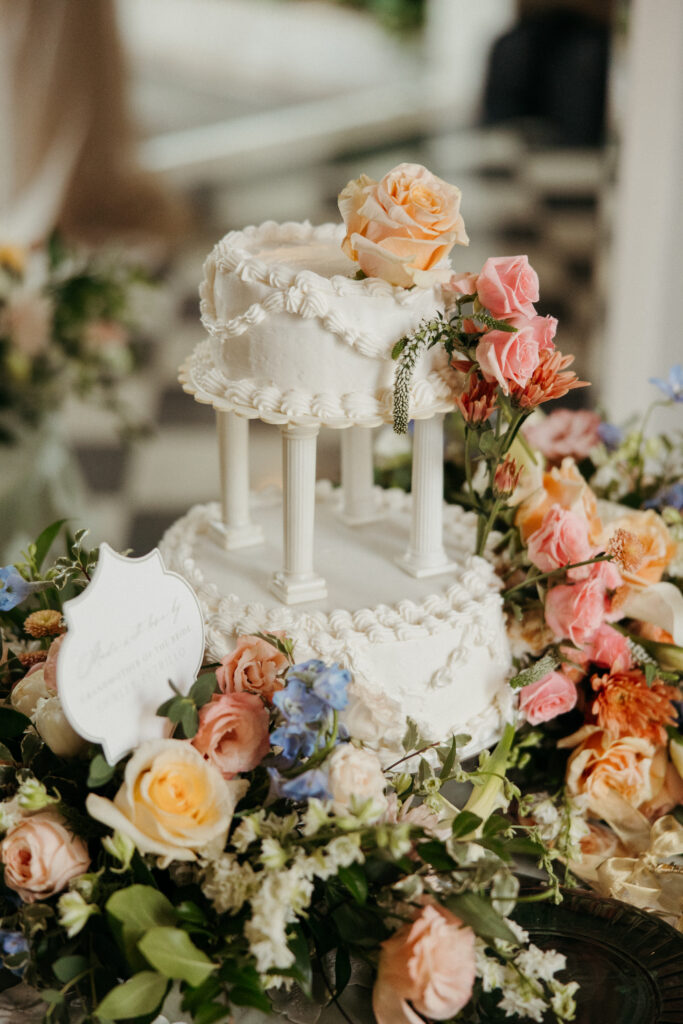 Elegant wedding portraits at Fox Chapel Golf Club captured by Pittsburgh wedding photographer